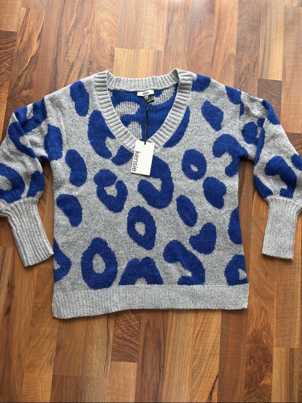 Kensie Woman’s Size M Gray Sweater with Royal Blue Leopard Print V-Neck NWT